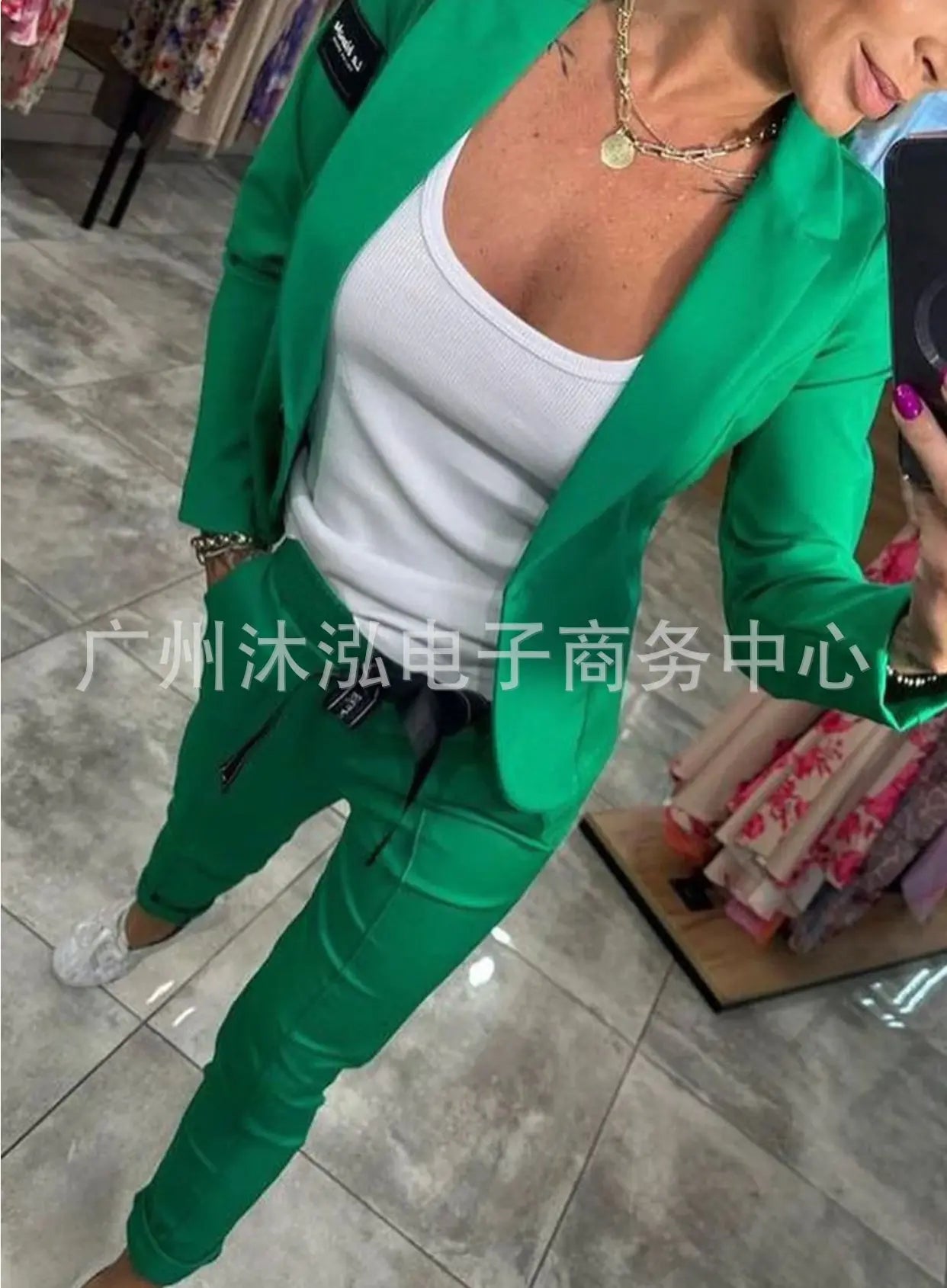 Zestaw damski: sweter zapinany na guziki i spodnie