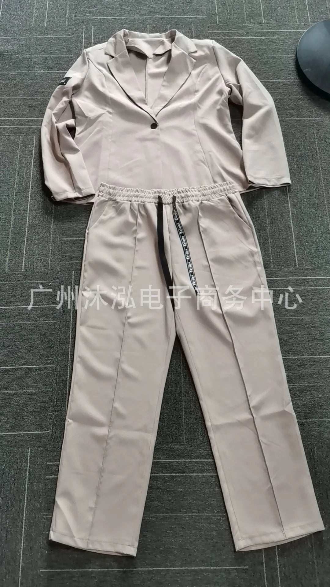 Zestaw damski: sweter zapinany na guziki i spodnie