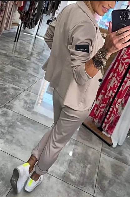 Zestaw damski: sweter zapinany na guziki i spodnie